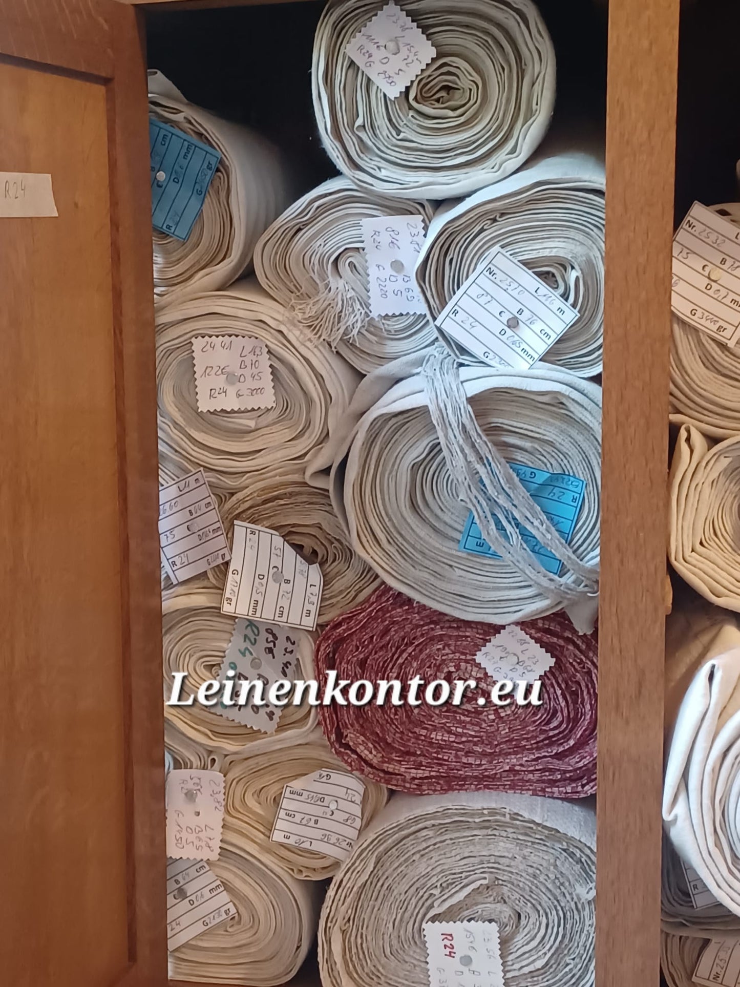 Alte Leinenballen in Schrank