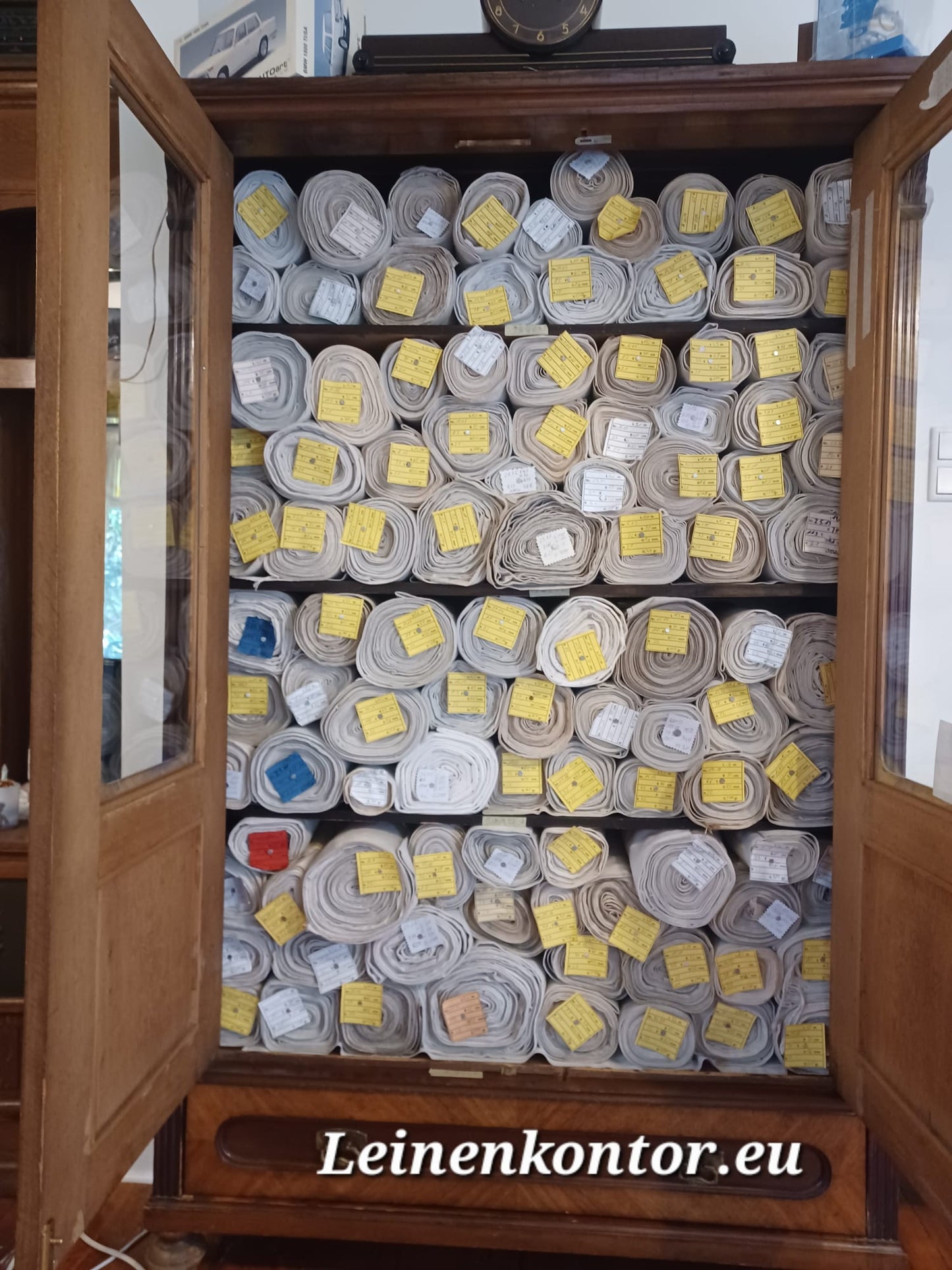Großes Konvolut an Leinenballen im Bauernschrank