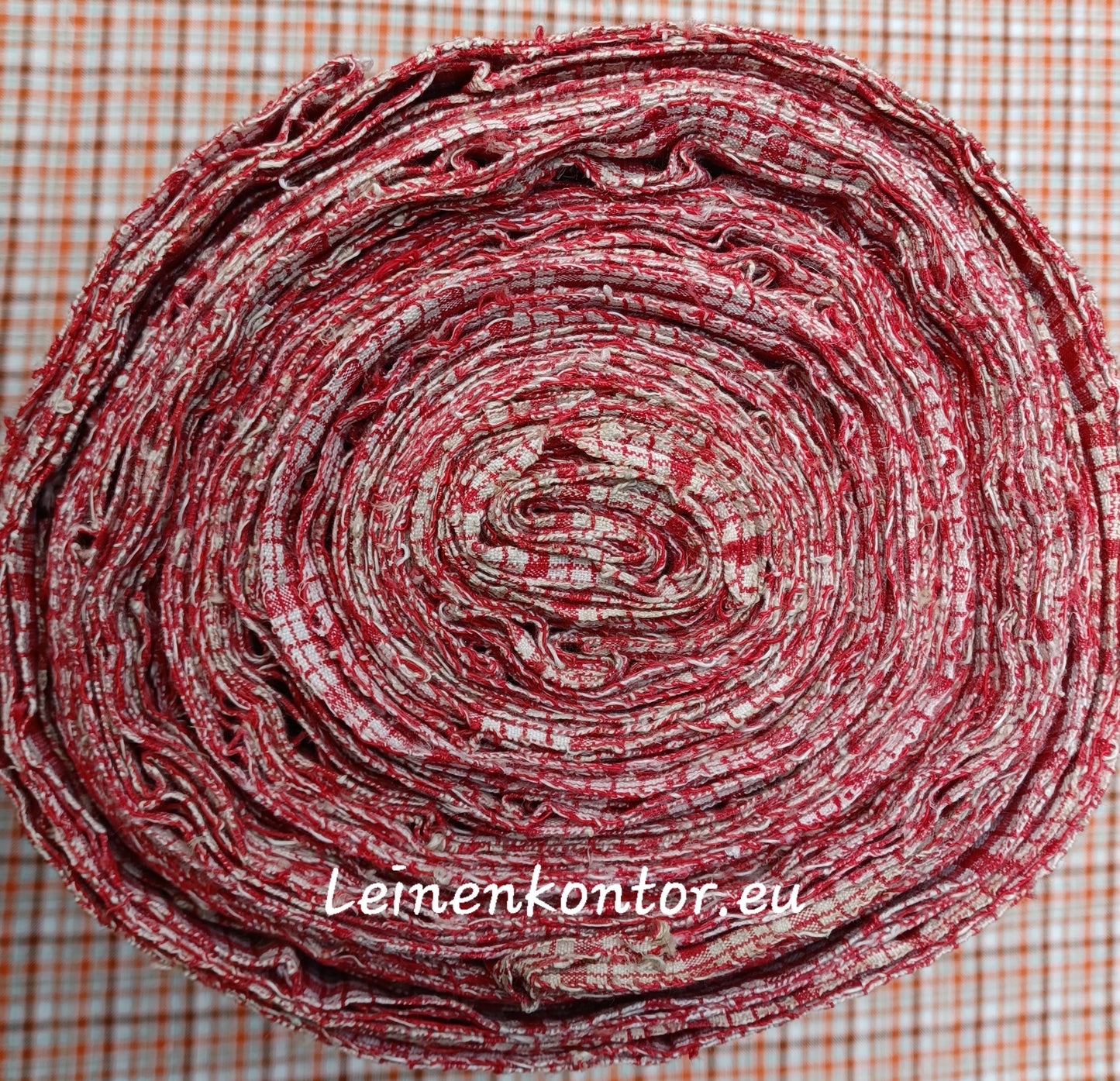 Aufgerolltes farbiges Bauernkleinen Rot-Weiß