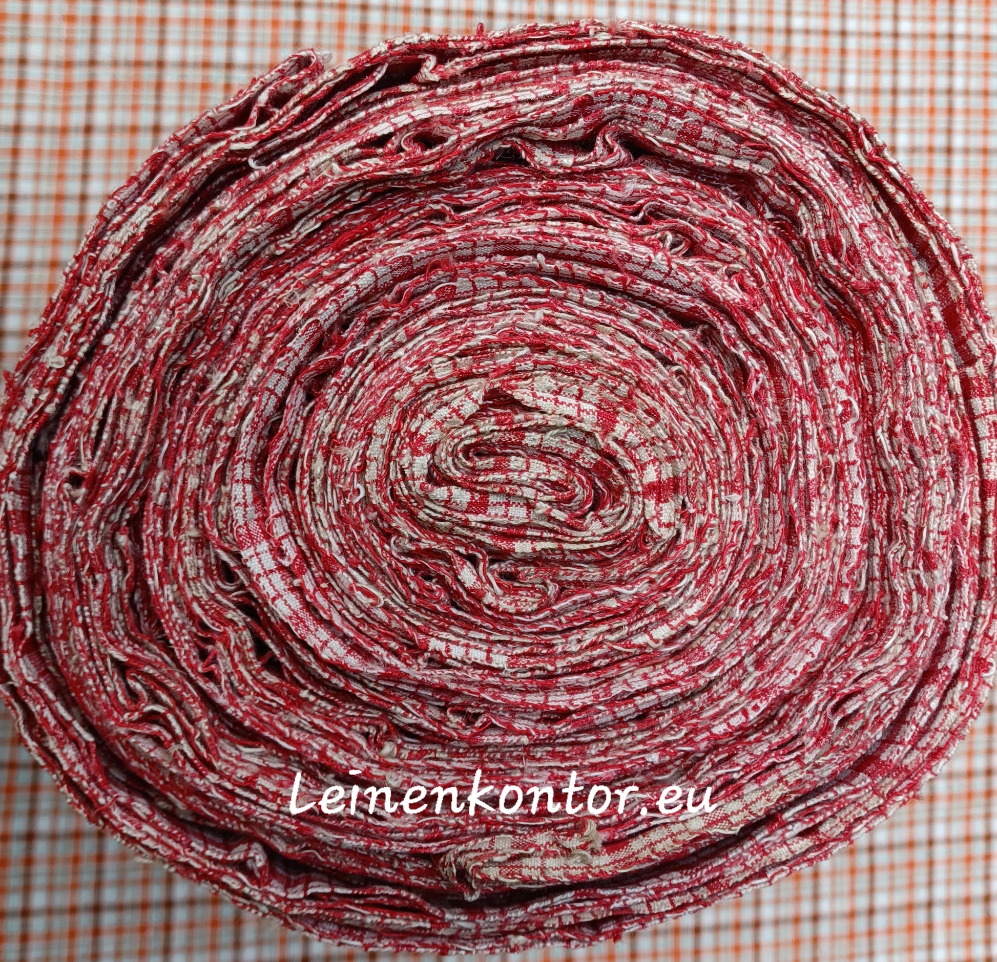 Aufgerolltes farbiges Bauernkleinen Rot-Weiß