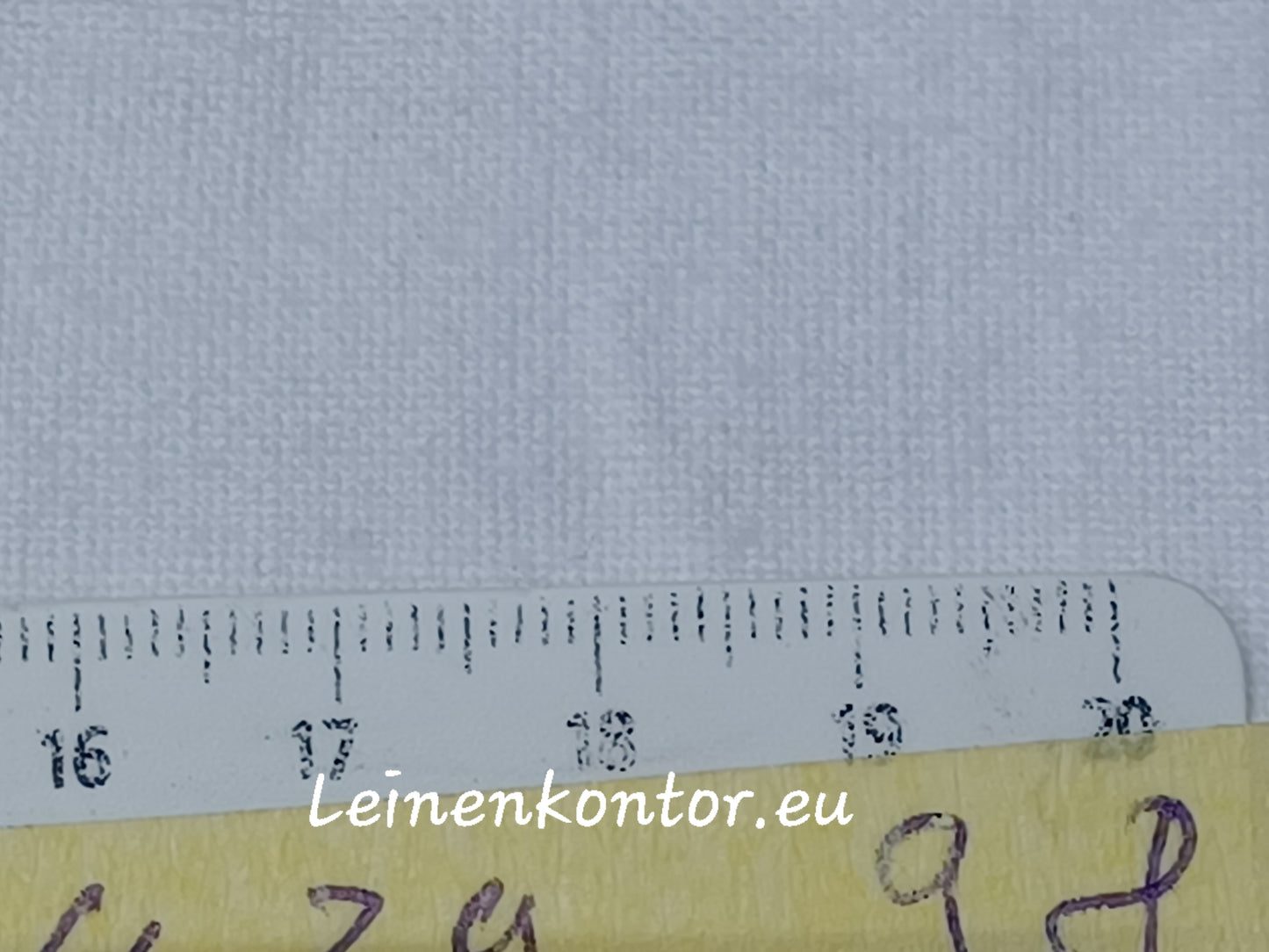 Heller Leinenballen Textur mit Millimeterscala