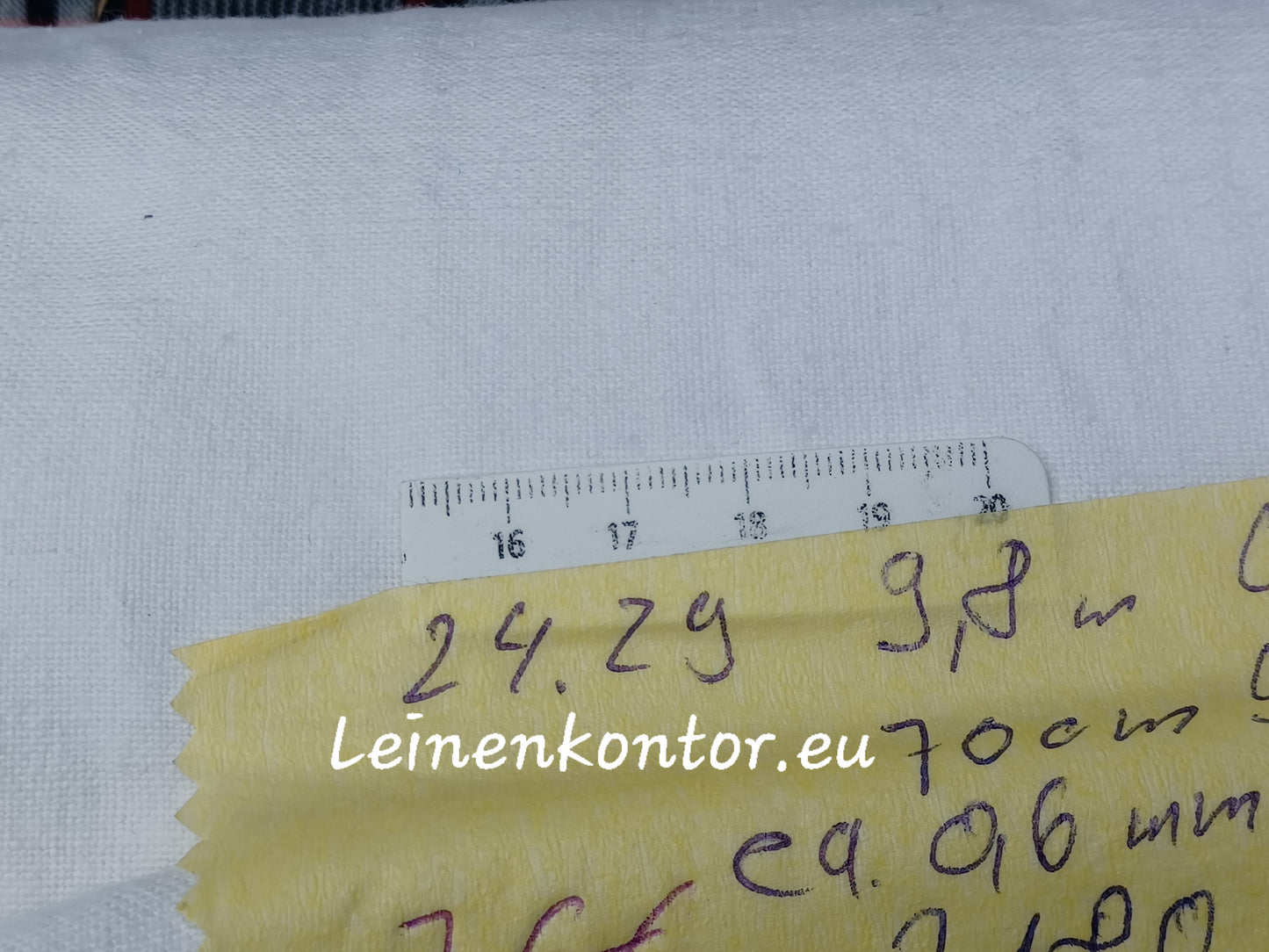 Heller Leinenballen Textur mit Millimeterskala und Etikett (Beschreibung)