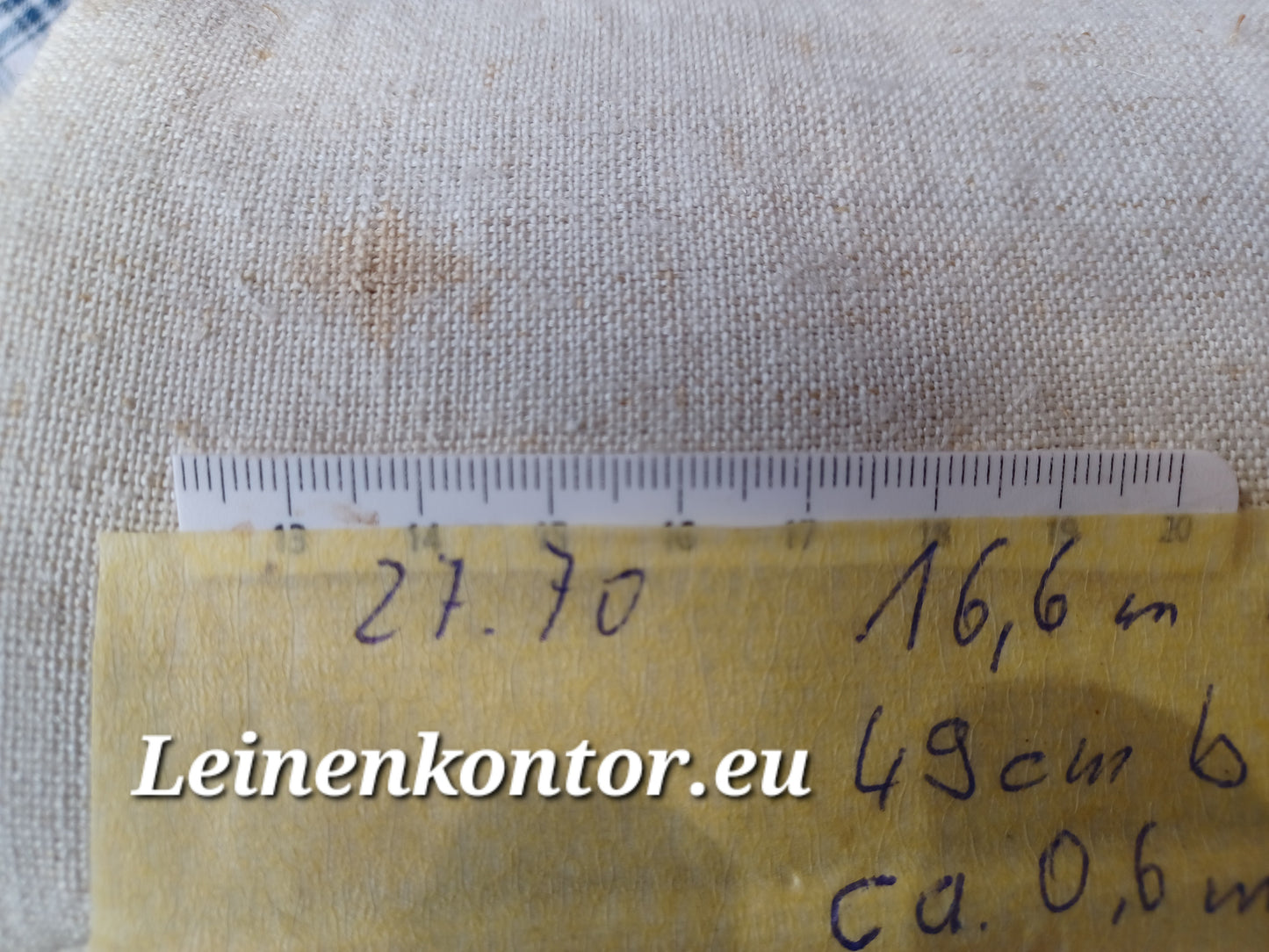 Leinenballen mit schöner Textur und Millimeterskala