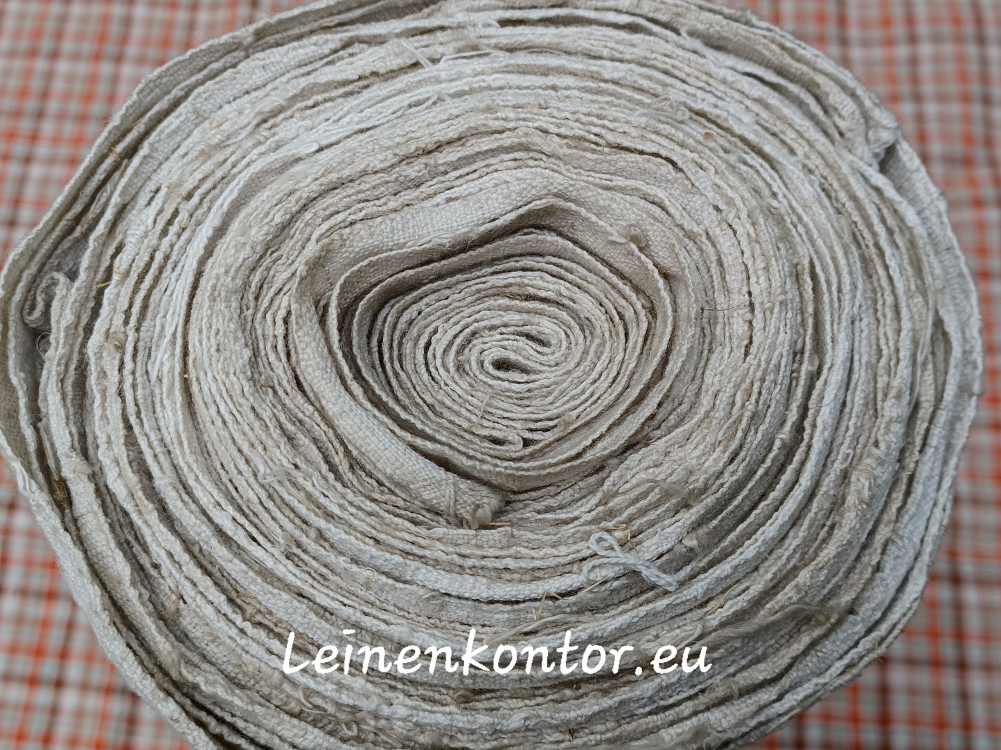 Leinenballen mit Ansicht auf gerollte Außenseite.