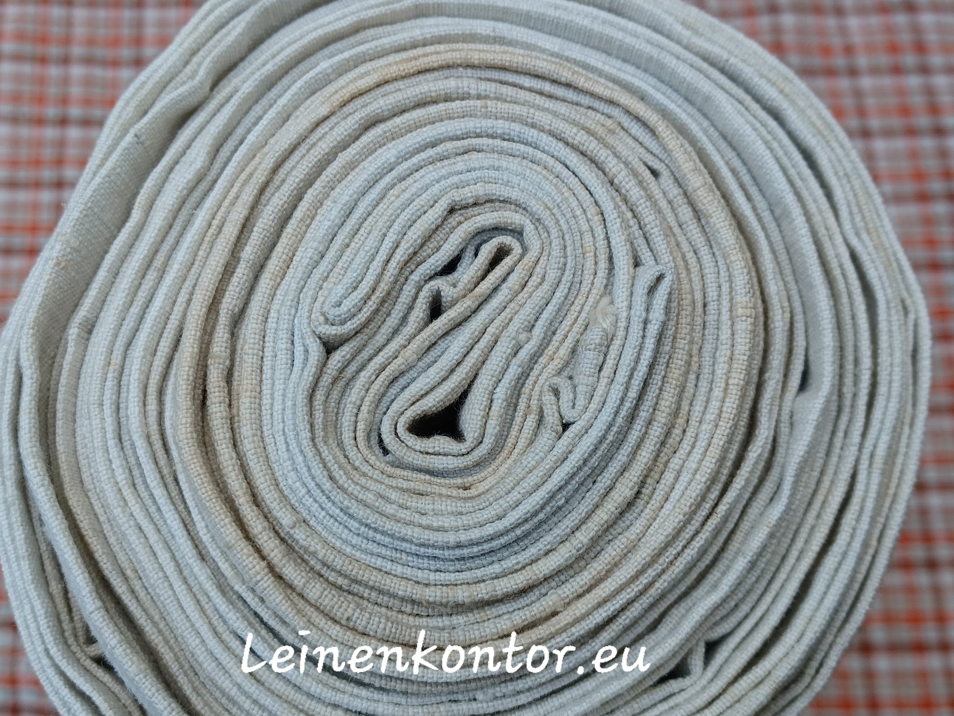 Leinenballen mit Ansicht auf gerollte Außenseite.