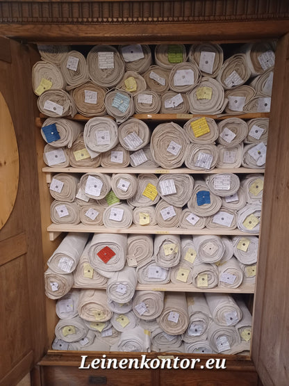 Blick auf großes Leinenkonvolut im Bauernschrank