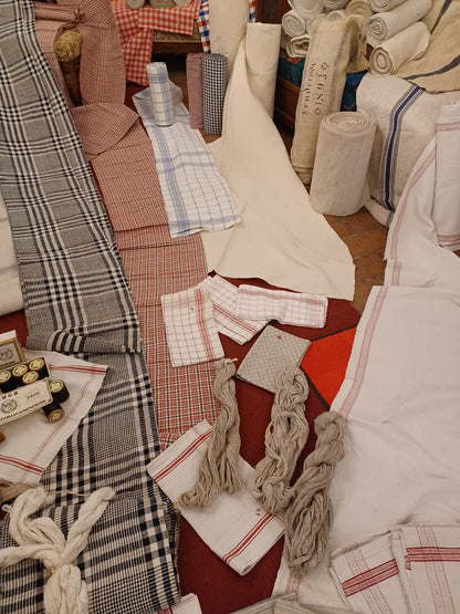 25.95 – Altes Bauernleinen Leinenstoff im Vintage Landhaus-Stil