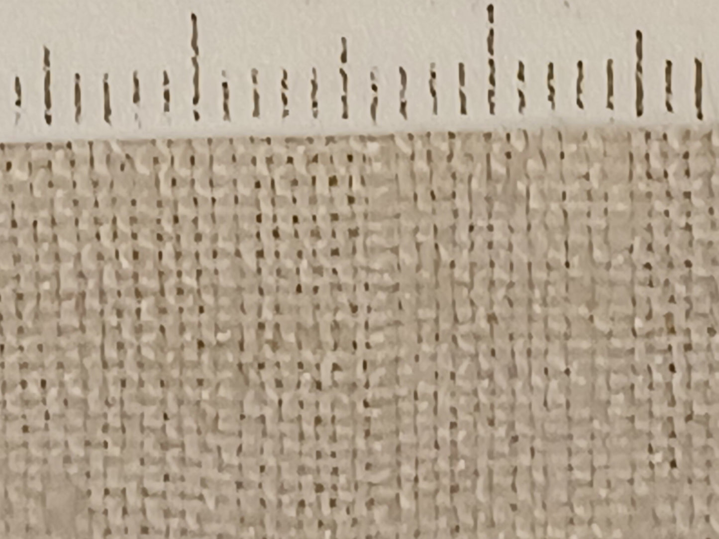 Leinenballen Textur feines helles Leinen mit Millimeterskala