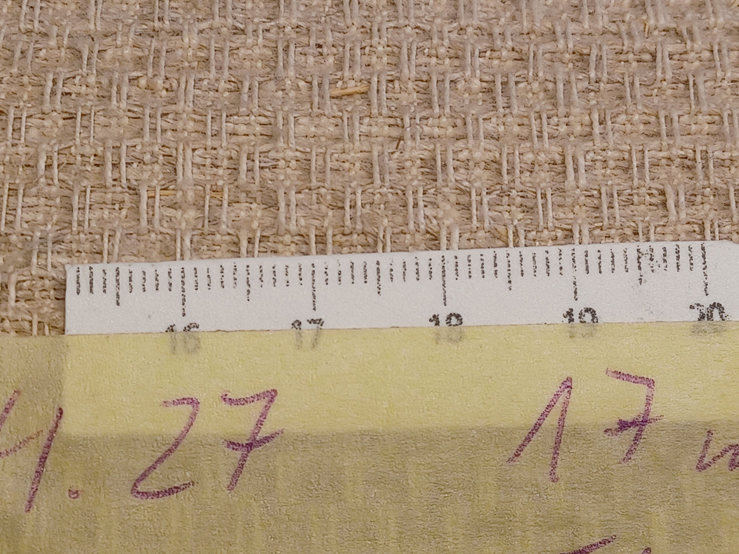 Leinenstoff mit elastischer Webart und schönem Muster mit Millimeterskala