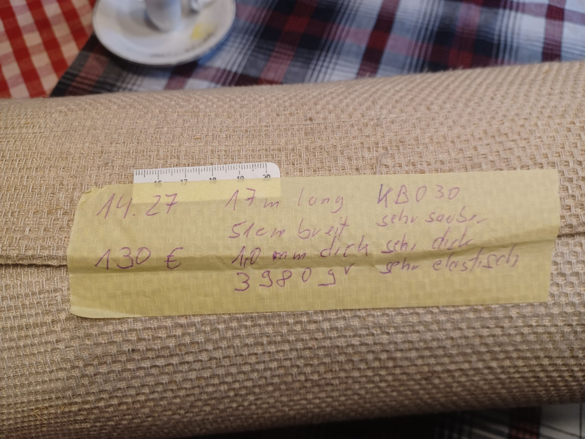 Leinenballen mit schöner elastischer Webart und schönem Muster mit Etikett (Beschreibung)