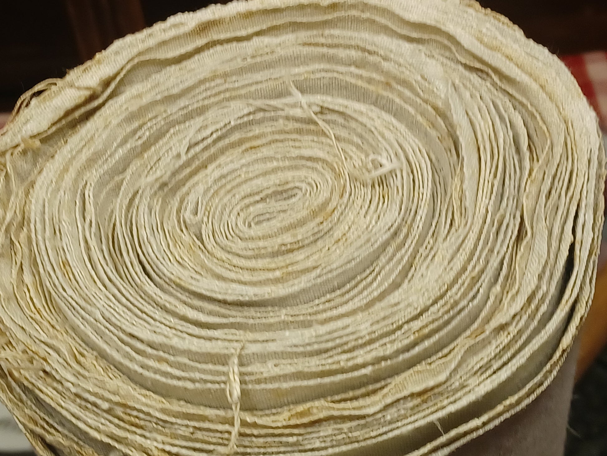 Leinenballen mit Ansicht auf gerollte Außenseite.