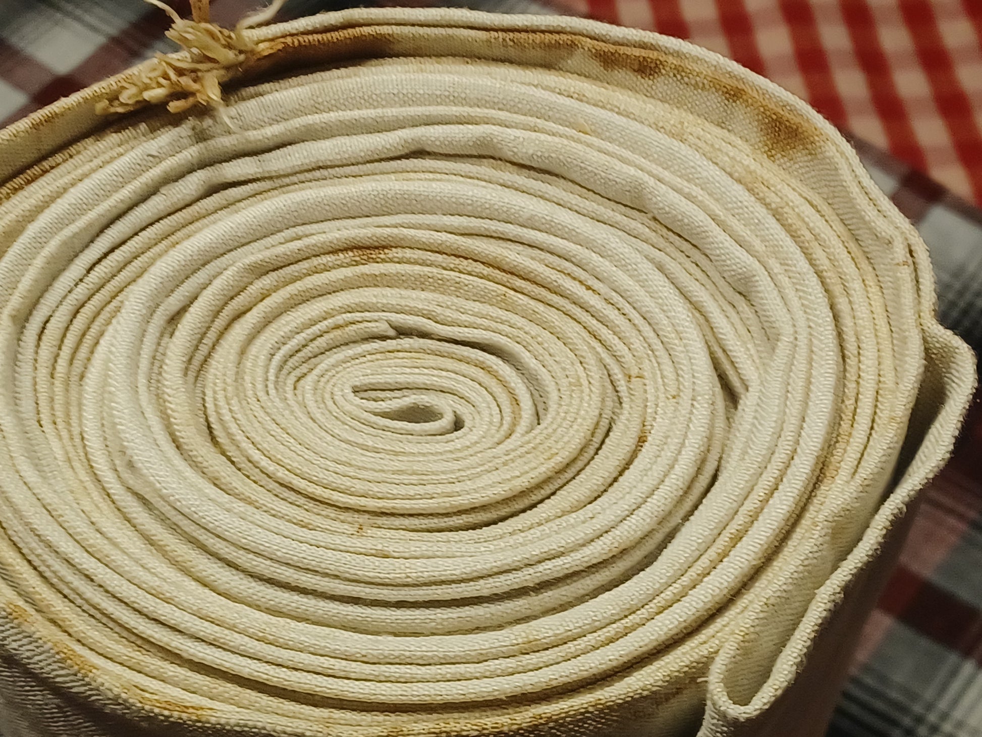 Leinenballen mit Ansicht auf gerollte Außenseite.