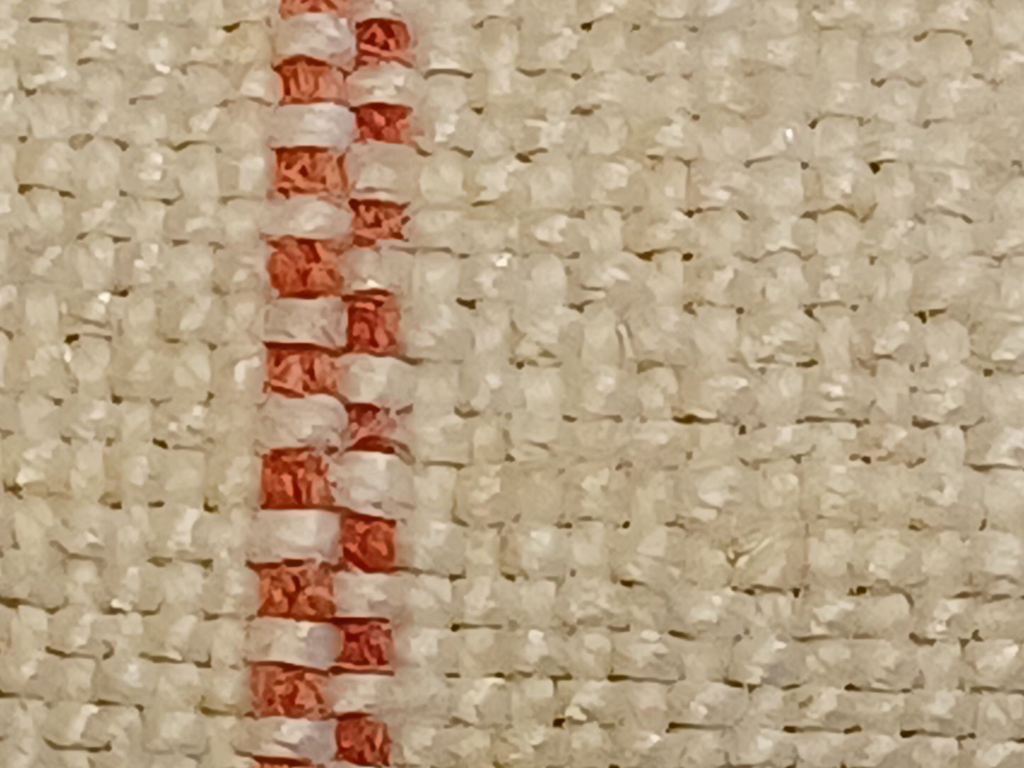 Leinenballen mit eingewebten roten Faden