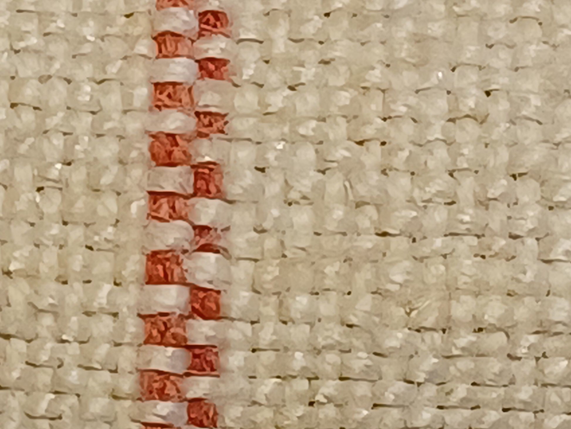 Leinenballen mit eingewebten roten Faden