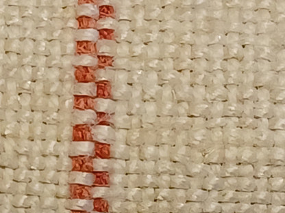 Leinenballen mit eingewebten roten Faden