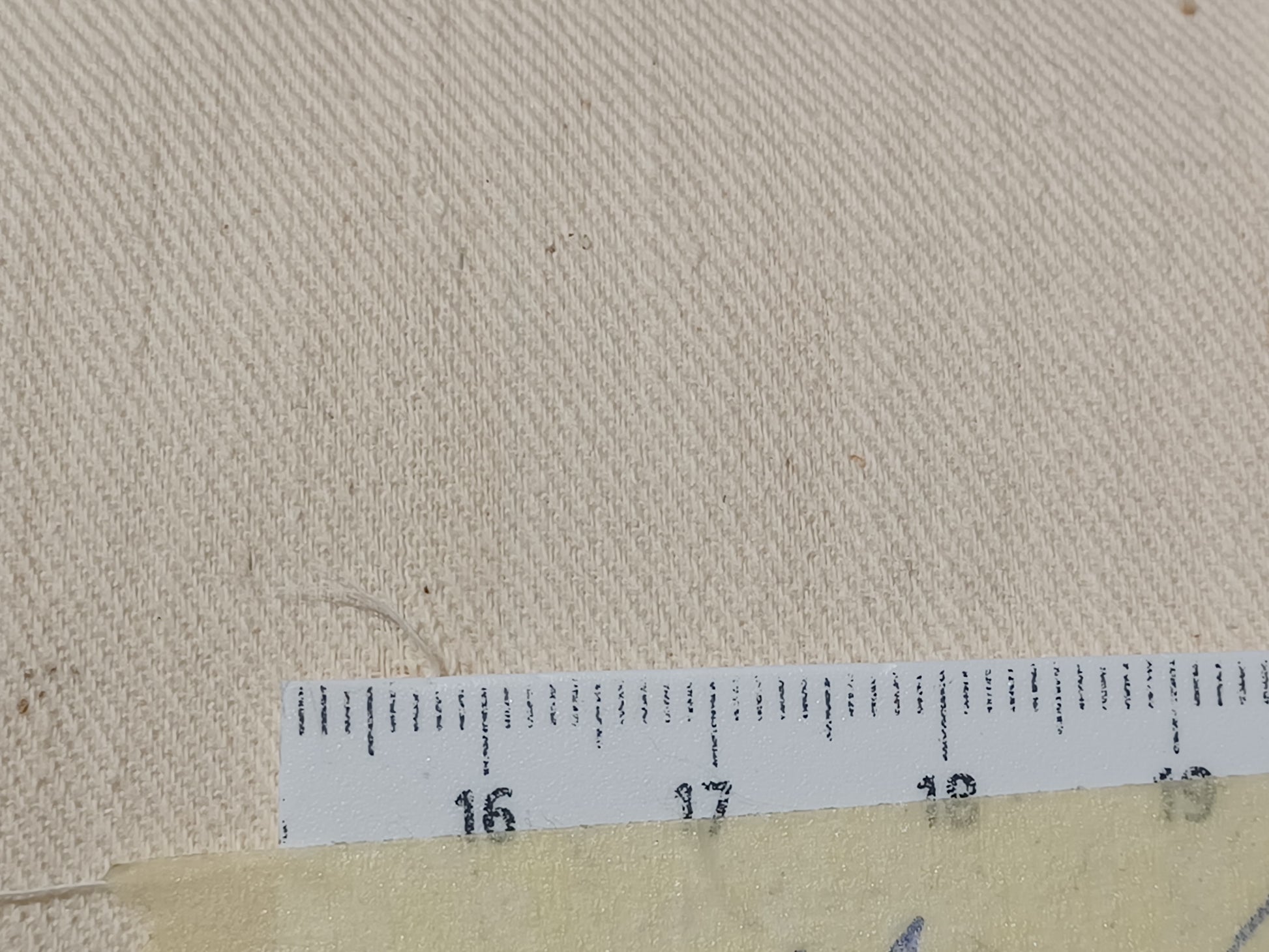 Leinenballen mit Millimeterskala ca. 28 Fäden auf ein cm.