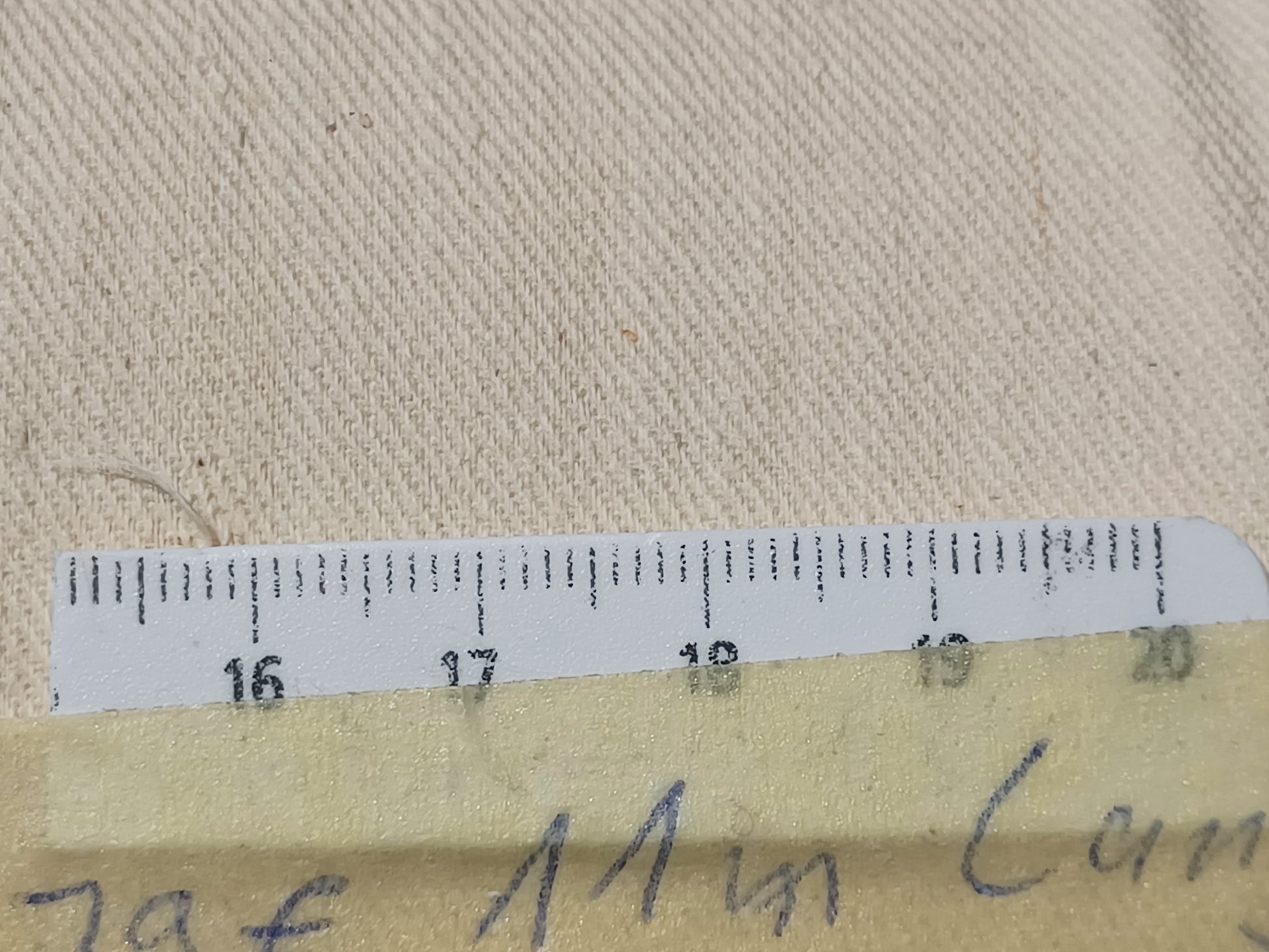 Leinenballen mit Millimeterskala ca. 28 Fäden auf ein cm.