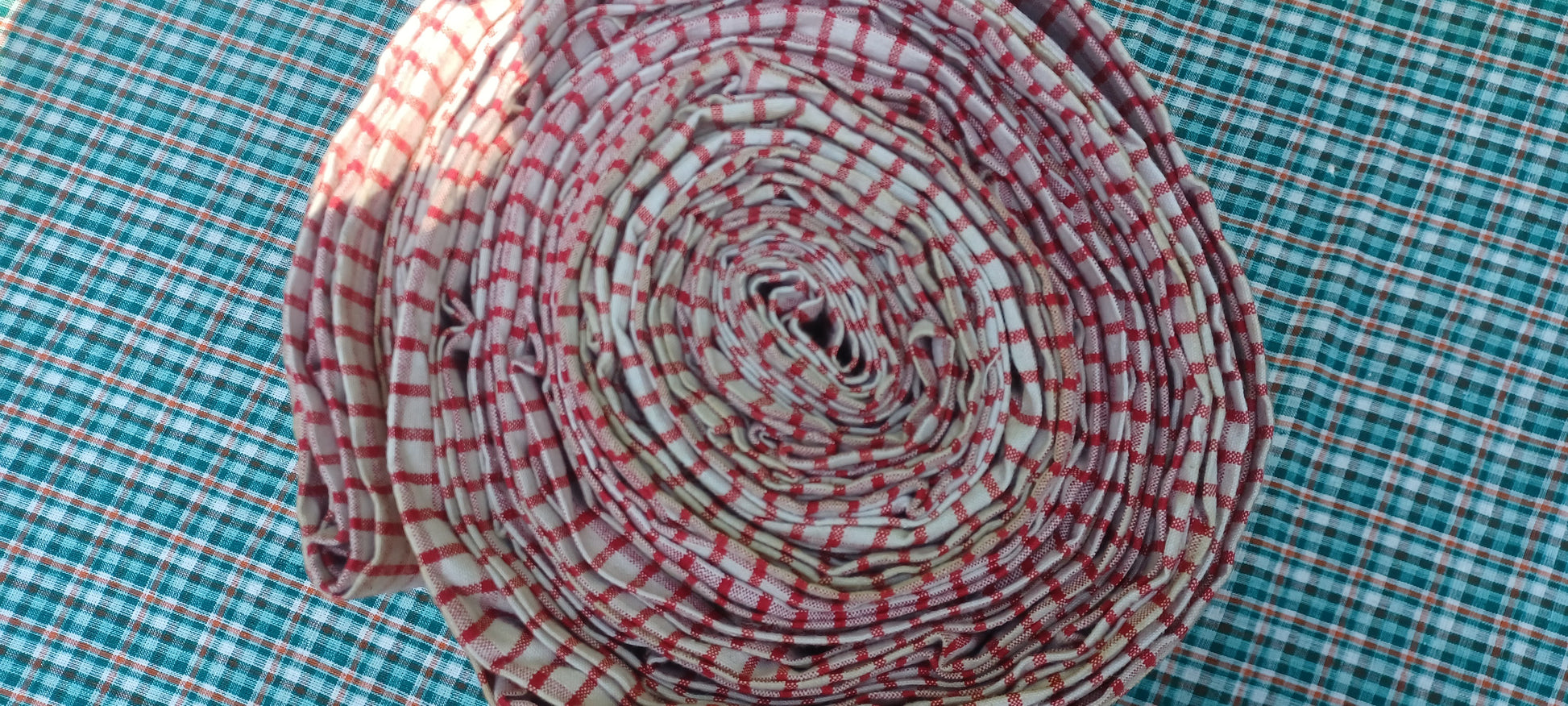 Leinenballen Ansicht gerollte Außenseite Rot Kariert 