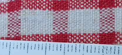 Leinenballen mit Millimeterskala 16 Fäden auf ein cm. Rot Kariert