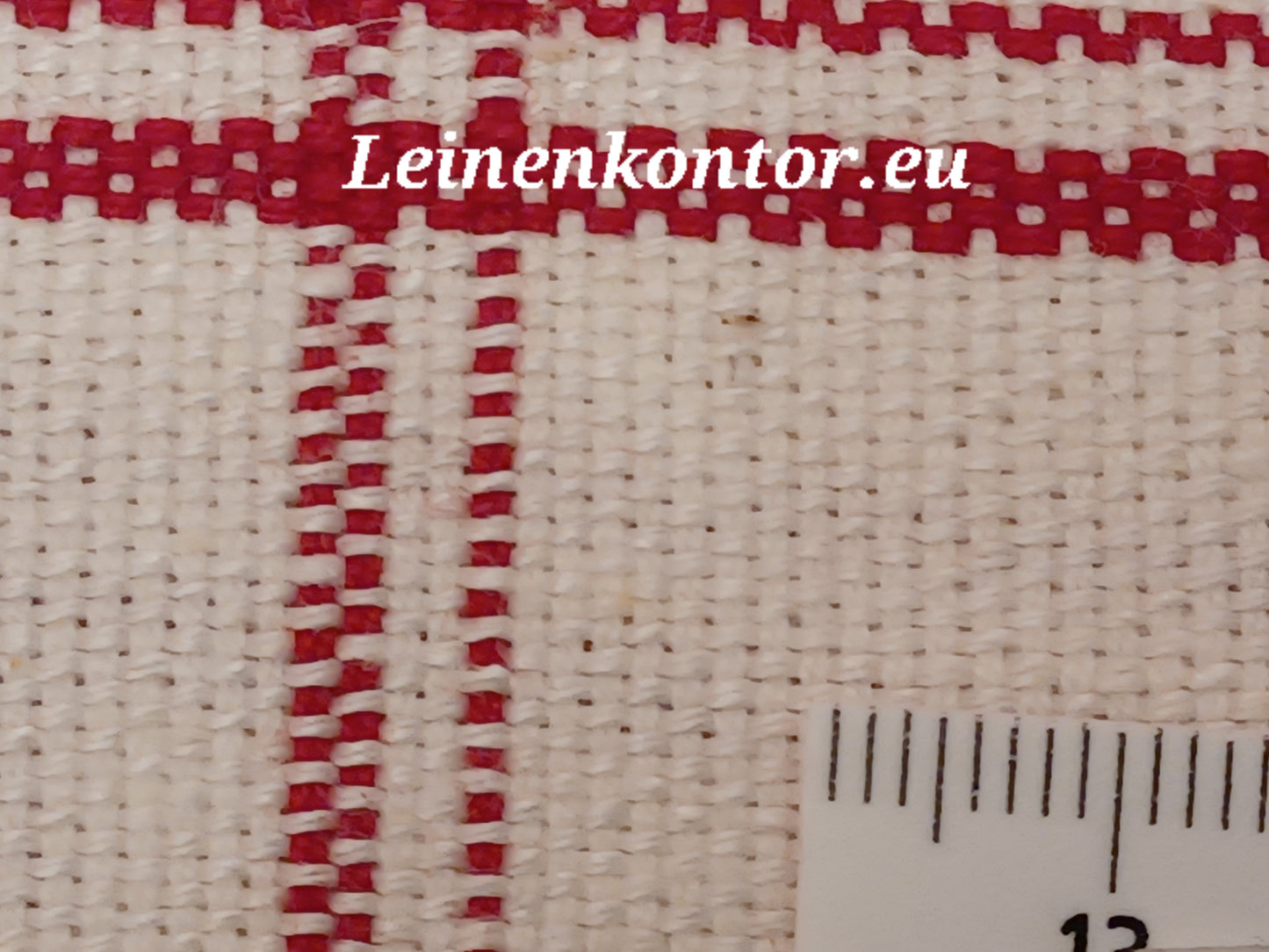 Leinenballen mit Millimeterskala 9 Fäden auf ein cm. Leinenballen mit roten Streifen Handtuchleinen