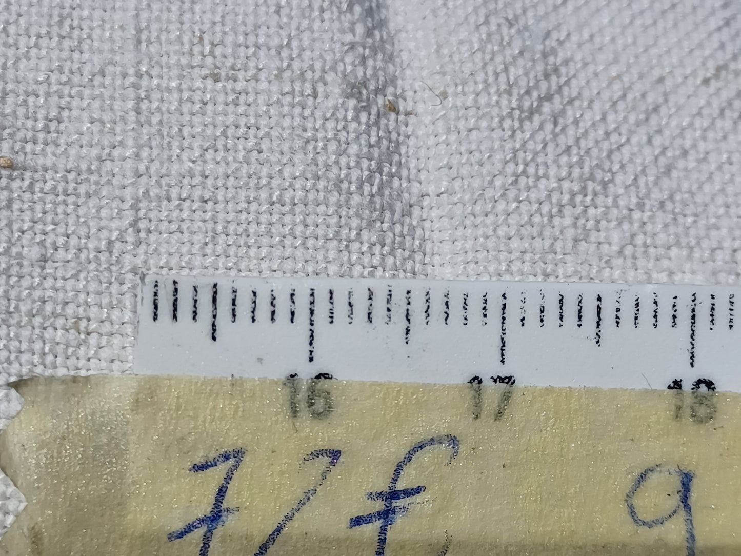 Leinenballen feine Textur mit Millimeterskala